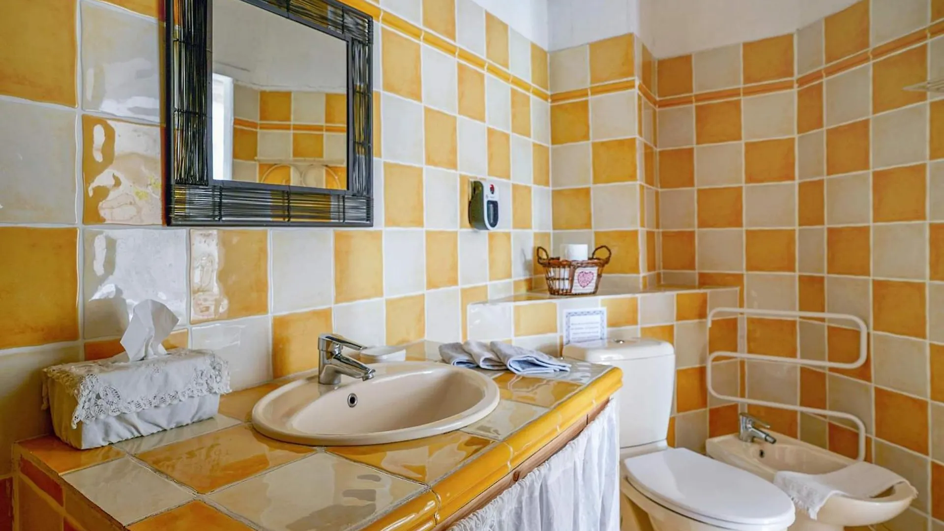 Clos Des Herissons - Chambres D'Hote - Piscine & Jardin Lauris Guest house